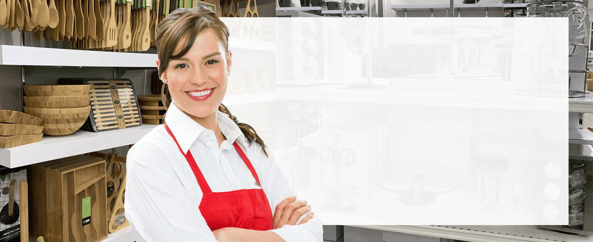 Mujer con uniforme blanco